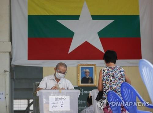 사전 투표에 나선 미얀마의 60세 이상 고령 유권자들 [EPA=연합뉴스]