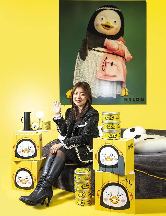 이슬예나 PD가 고양시 일산동 EBS 1층 로비에 있는 ‘펭숙소’의 침대에 앉아 ‘펭하(펭수+하이, 펭수 인사법)’를 하고 있다. 벽에 걸린 사진은 펭수가 찍은 패션 잡지 화보이고, 침대 근처에는 펭수가 좋아하는 참치가 있다. 펭수는 원래 지하에 있는 소품실에서 살면서 바닥에서 잤다. 포스코에서 펭숙소를 지어줬지만 소품실을 더 편하게 여긴다. 이날 펭숙소에서 펭수는 볼 수 없었다.