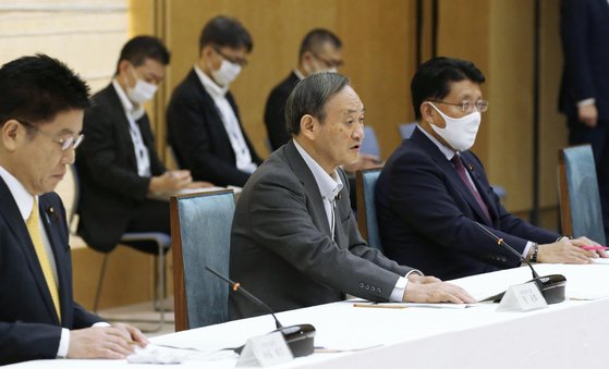 스가 요시히데 일본 총리가 지난 9월 23일 오전 총리관저에서 디지털 개혁 관계 각료회의를 주재하고 있다. [연합뉴스]