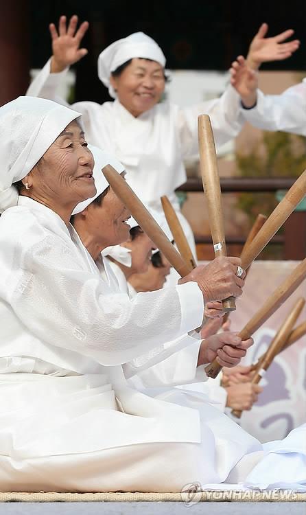 할머니들의 다듬이 공연 [연합뉴스 자료사진]