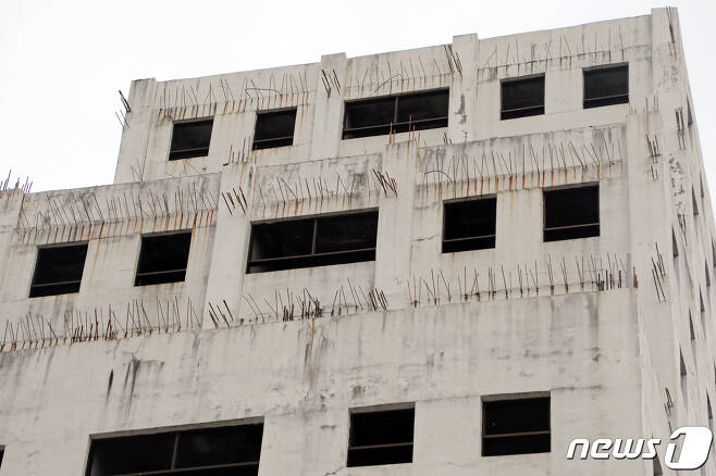 9일 오후 광주 남구 주월동에 방치된 서진병원 폐건물 외벽에 철근이 튀어나와 있다.2020.11.9/뉴스1 © News1 허단비 기자