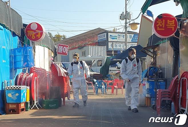 삼천포 수산시장 방역 작업. © 뉴스1