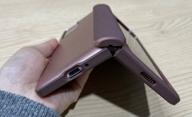 갤럭시Z폴드2에 슬림아머 케이스를 장착한 모습. 갤럭시Z폴드2를 펼치면 힌지부 케이스가 위로 올라간다. (사진=지디넷코리아)