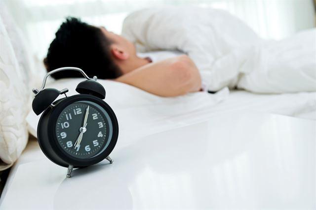 잠자다가 10초 이상 숨을 멈추는 현상이 1시간에 5번 이상 발생하면 수면무호흡증이다. 게티이미지뱅크