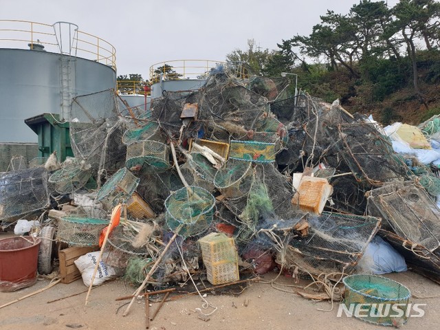 울산 앞바다에 버려져 있다 수거된 낡은 어구들. (사진=울산수산업경영인연합회 제공)