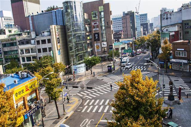 서울을 영화의 도시로 군림하게 했던 ‘서울의 10대 개봉관’ 중 명보극장과 스카라극장이 자웅을 겨루던 충무로 명보사거리 풍경. 명보극장은 뮤지컬과 연극을 주로 하는 명보아트홀로 명맥을 유지하고 있지만, 스카라극장은 아시아미디어타워로 변신하면서 흔적도 없이 사라졌다.