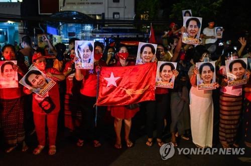 NLD 지지자들이 수치 고문 사진을 들고 NLD 당사 앞에 모여있다. 2020.11.9 [AFP=연합뉴스]