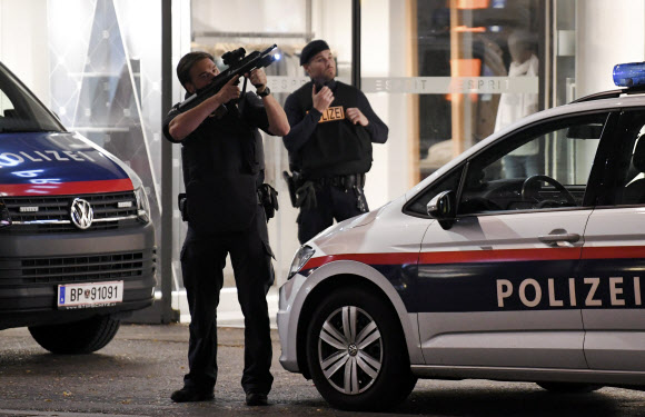 - 2일(현지시간) 오스트리아 수도 빈 도심에서 총격 테러가 발생한 직후 거리에서 무장 경찰이 경계를 서고 있다. AFP 연합뉴스