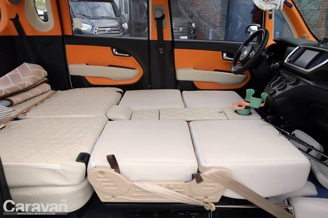 평탄화를 마친 후 카페트를 깔면 소형 카라반, 캠핑카 못지않은 취침 공간을 확보할 수 있는 로디 포포의 실내