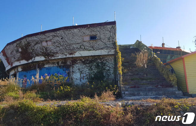 제주 애월읍 새별오름 근처에 방치된 과거 마상쇼장 건물.2020.11.12/뉴스1© News1