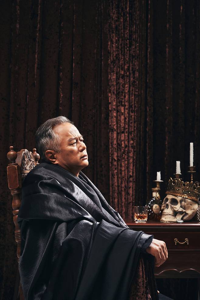 연극 <더 드레서> 공연 연습을 하고 있는 송승환. 사진 정동극장 제공