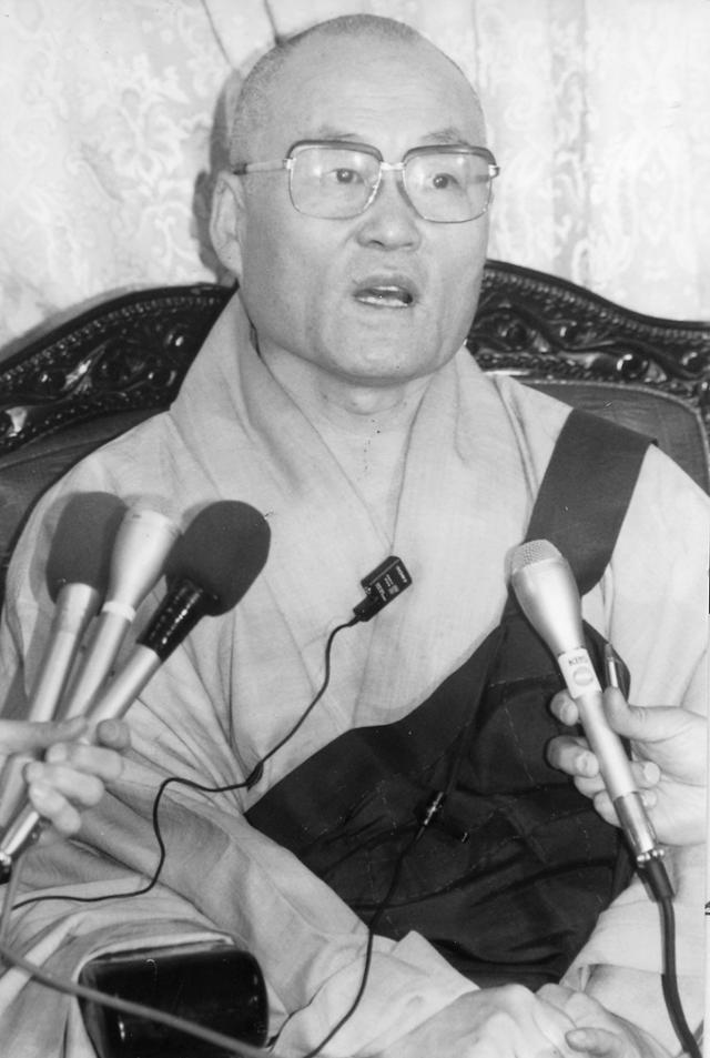 1994년 3월 대한불교조계종 제27대 총무원장으로 선임된 서의현 원장이 언론과 인터뷰하고 있다. 한국일보 자료사진