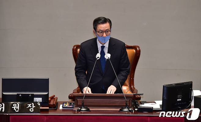 정성호 위원장이 4일 오전 서울 여의도 국회에서 열린 예산결산특별위원회 전체회의를 주재하고 있다. 2020.11.4/뉴스1 © News1 신웅수 기자