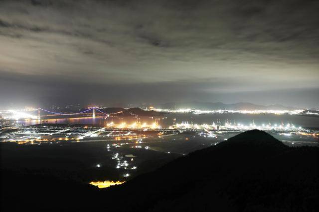 구봉산 전망대에 오르면 광양제철소와 여수국가산단까지 야경이 파노라마로 펼쳐진다. ⓒ박준규