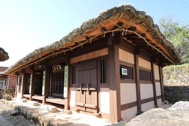 봉강면 석사리의 매천 생가. 정면 5칸, 측면 3칸의 초가로 2001년 복원했다. ⓒ박준규