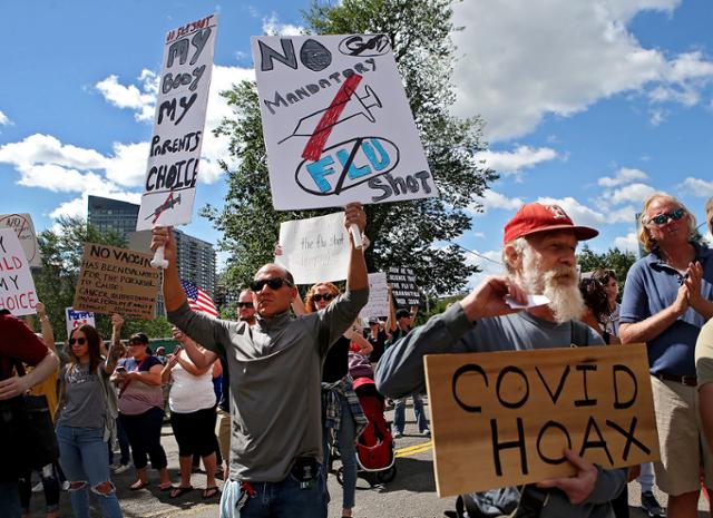 8월 미국 매사추세츠주 보스턴에 위치한 주 의회의사당 앞에서 독감 예방접종 의무화에 반대하는 시위가 진행되고 있다. 보스턴=AP 연합뉴스