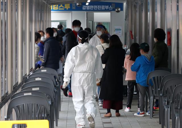 13일 오후 서울 동대문구보건소 신종 코로나바이러스 감염증(코로나19) 선별진료소에서 시민들이 검사를 받기위해 대기를 하고 있다. 뉴시스