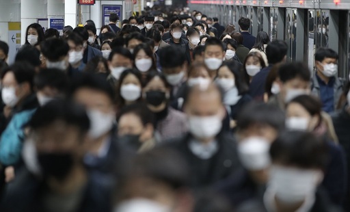 12일 오전 서울지하철 5호선 광화문역에서 마스크를 쓴 승객들이 걸어가고 있다. 뉴시스