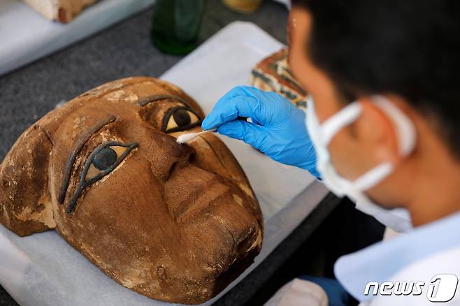 사카라 유적지에서 발견된 마스크. © 로이터=뉴스1