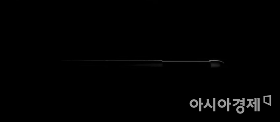 지난 9월 LG 윙 공개 이벤트 말미에 티저 형태로 공개된 LG전자의 롤러블 스마트폰 모습