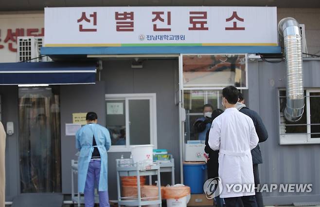 선별진료소 줄 선 의료진 (광주=연합뉴스) 천정인 기자 = 14일 오전 광주 동구 전남대병원 선별진료소에서 의료진이 신종 코로나바이러스 감염증(코로나19) 검사를 받기 위해 줄을 서 있다. 전남대병원 전공의가 전날 밤 코로나19 확진 판정을 받으면서 일부 시설 출입이 통제되고 동료 의료진과 환자 등이 진단 검사를 받고 있다. 2020.11.14 iny@yna.co.kr