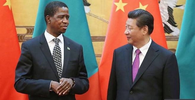 2018년 9월 1일 중국을 방문한 에드거 룽구 잠비아(왼쪽) 대통령을 만나는 시진핑 중국 국가주석과. AP 자료사진