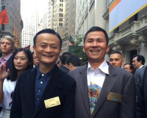 2014년 알리바바 뉴욕 상장 때 함께 사진 촬영한 마윈(왼쪽)과 첸펑레이(오른쪽) [첸펑레이 웨이보 캡처]