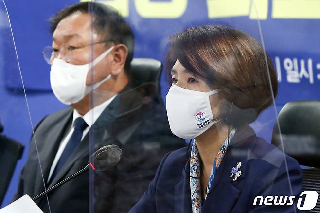 한정애 더불어민주당 정책위의장이 16일 국회에서 열린 법정 최고금리 인하방안 당정협의에서 모두발언을 하고 있다.. 2020.11.16/뉴스1 © News1 성동훈 기자