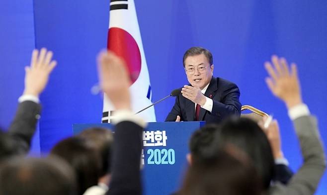 문재인 대통령이 2020년 1월 14일 신년기자회견에서 질문을 받고 있다. 사진=청와대