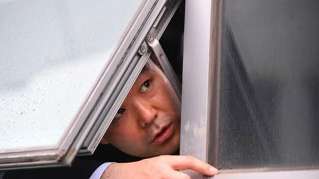 채이배 전 바른미래당 의원이 지난해 4월 25일 서울 영등포구 국회의원회관 내 자신의 집무실에 갇힌 채 창문으로 고개를 내밀고 얘기하고 있다. [연합]