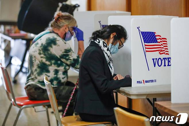 지난달 20일(현지시간) 미국 위스콘신주 커노샤 시청에 설치된 투표소에서 유권자들이 사전 투표를 하고 있다. © AFP=뉴스1