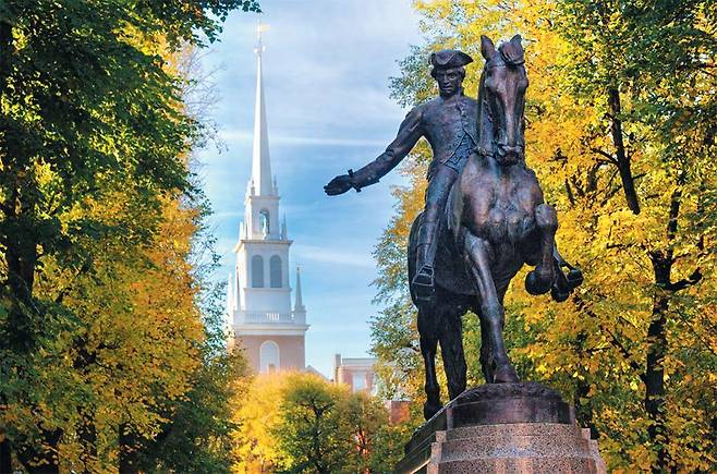보스턴 프리덤 트레일에 위치한 폴 리비어의 기마 동상. 그 뒤로 보이는 높은 첨탑의 교회가 올드 노스 처치로. 독립전쟁 전야에 영국군의 진격을 알리는 랜턴(등)이 걸렸던 곳이다.