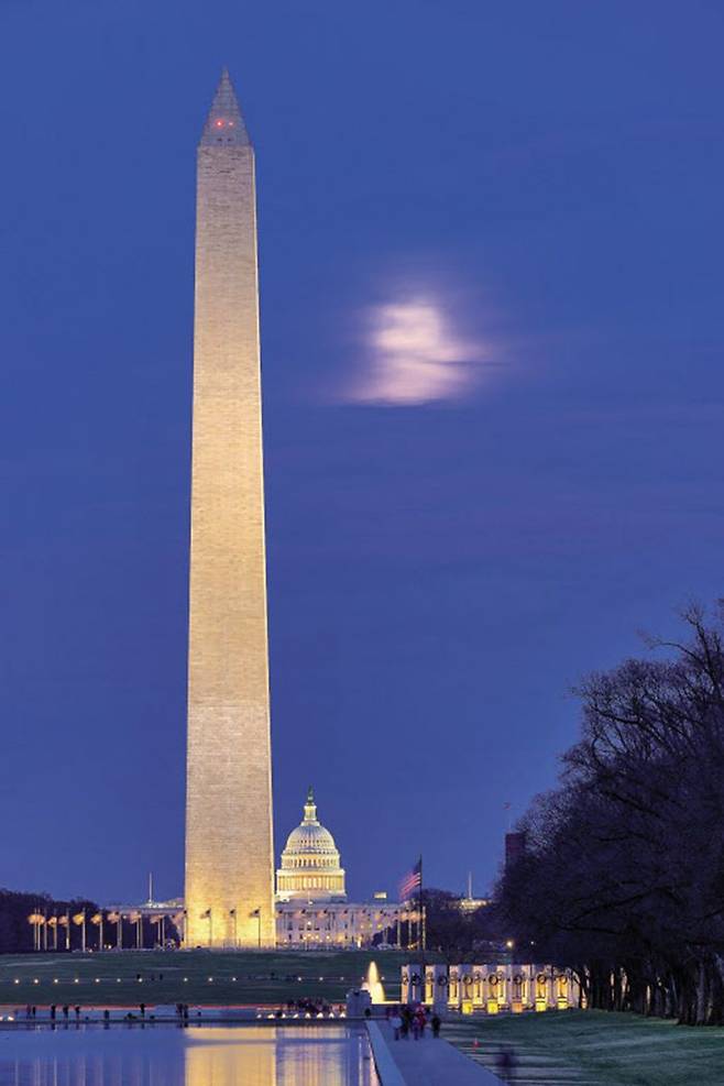 워싱턴 기념탑을 중심으로 50개의 성조기가 펄럭이고 있다. 뒤로 보이는 하얀 돔 건물이 국회의사당. 계획도시인 워싱턴 DC는 초대 대통령의 이름을 땄고, 그 가운데 워싱턴 기념탑이 있다. 이집트 태양신의 권력과 권위를 상징하는 오벨리스크로 만들어졌다는 것이 인상적이다.