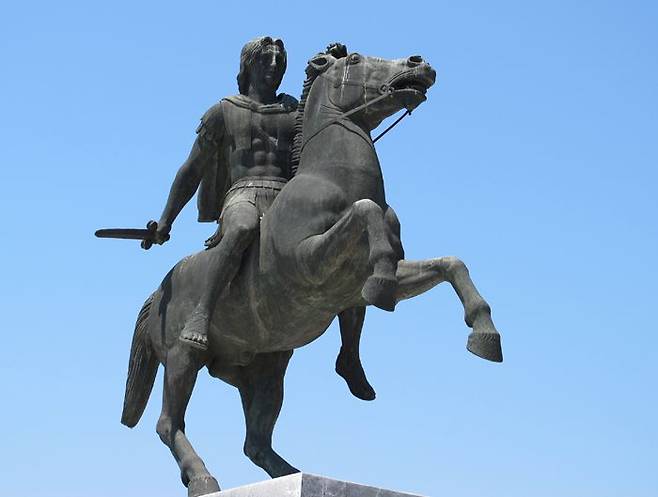 그리스 북부 마케도니아 중심지인 테살로니카 해안가에 세워진 알렉산드로스 대왕의 기마상.