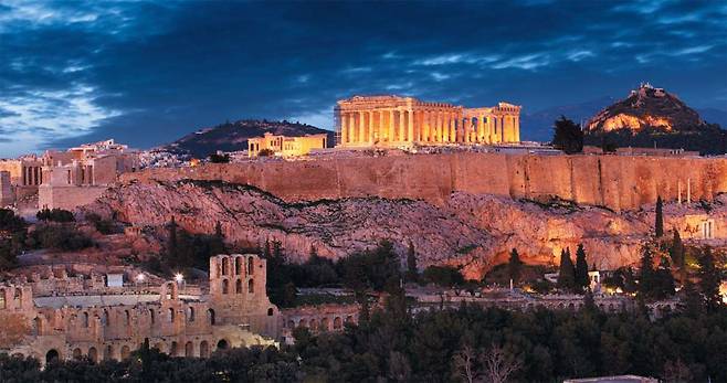 아크로폴리스와 그 위의 당당한 파르테논 신전은 아테네뿐 아니라 그리스 문명의 금자탑으로 오늘날까지 명성을 떨치고 있다. 페리클레스는 페르시아에 의해 파괴된 아크로폴리스를 새롭게 재건해 민주주의가 추구하는 높은 이상과 탁월한 가치를 아테네 시민들에게, 더 나아가서는 미래의 후손들에게 전하고자 했다. 그의 계획은 성공했다.