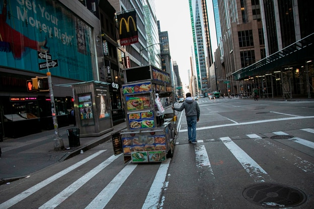 코로나 바이러스 확산 여파로 사람들을 찾아보기 어려워진 뉴욕 맨해튼 거리/AP연합뉴스
