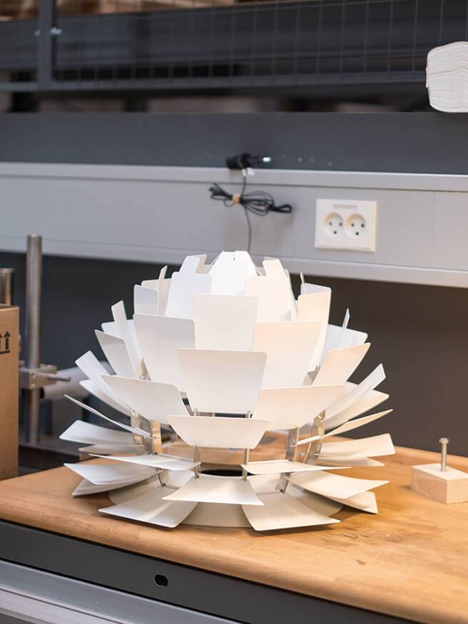 72개의 플레이트를 엮는 PH 아티초크 램프의 조립 과정.