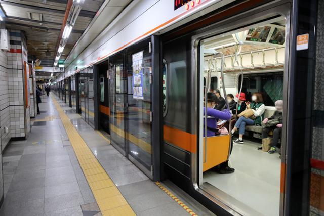 16일 서울 종로구 지하철 독립문역에 정차한 3호선. 올해 1∼8월 수송 인원은 13억 5,000만명으로 지난해 같은 기간 18억 명에서 24.9% 줄었다. 뉴스1
