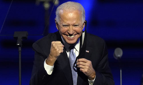지지자들을 향해 활짝 웃고 있는 조 바이든 미국 대통령 당선인. 윌밍턴=AP연합뉴스