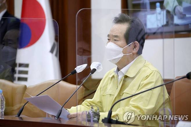 '사회적 거리두기' 1.5단계 격상 논의 중대본 회의 주재하는 정세균 총리 (서울=연합뉴스) 김승두 기자 = 정세균 국무총리가 17일 오전 정부서울청사에서 열린 신종 코로나바이러스 감염증(코로나19) 대응 중앙재난안전대책본부(중대본) 회의를 주재하며 발언하고 있다. 이 회의에서 신종 코로나바이러스 감염증(코로나19) 확진자가 가파르게 증가하는 수도권과 강원도의 '사회적 거리두기'가 현행 1단계에서 1.5단계로 곧 격상될 것으로 보인다. kimsdoo@yna.co.kr