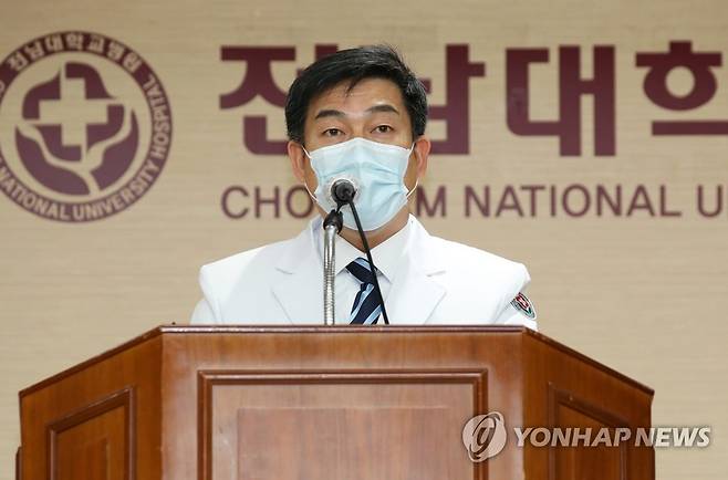 긴급 브리핑하는 전남대병원장 직무대행 김성진 처장 (광주=연합뉴스) 조남수 기자 = 17일 오전 광주 동구 전남대학교병원에서 병원장 직무대행 김성진 진료처장이 신종 코로나바이러스(코로나19) 감염증 원내 감염에 따른 긴급 브리핑을 하고 있다. 2020.11.17 iso64@yna.co.kr