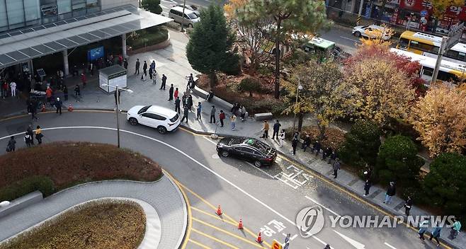 진료 중단한 전남대병원, 처방전 대기 줄 (광주=연합뉴스) 조남수 기자 = 코로나19 확산으로 1동 병실 전체의 코호트 격리와 응급실, 외래 등 전체 진료가 중단된 광주 전남대병원에서 17일 오후 약 처방전을 받으려는 시민들이 본관 앞에 길게 줄지어있다. 2020.11.17 iso64@yna.co.kr