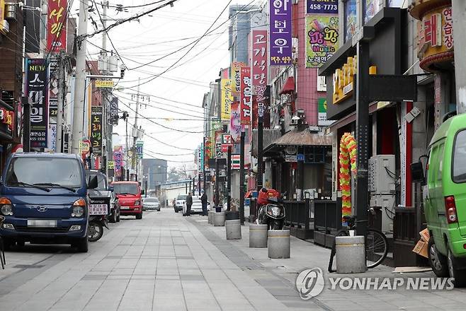 코로나19 여파…한산한 철원 번화가 (철원=연합뉴스) 양지웅 기자 = 17일 강원 철원군 동송전통시장 인근이 한산한 모습을 보이고 있다. 2020.11.17 yangdoo@yna.co.kr