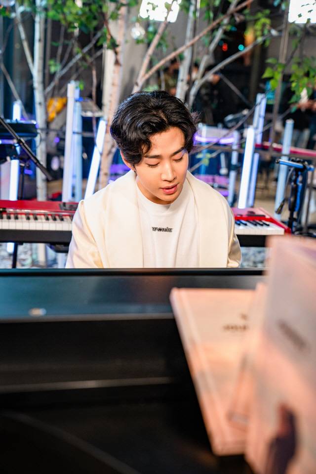 가수 헨리가 18일 새 미니앨범 ‘JOURNEY’ 발매 기념 온라인 미디어 쇼케이스에 참석했다. / 사진=몬스터엔터테인먼트그룹 제공