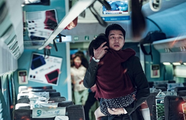 영화 ‘부산행'의 한 장면. 아이를 꼭 부둥켜안은 아버지.