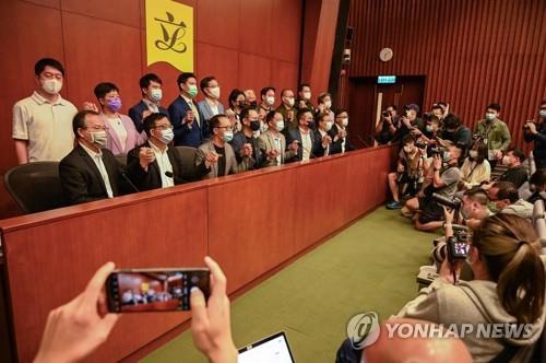 (홍콩 AFP=연합뉴스) 홍콩의 범민주파 의원들이 지난 9일 입법회(의회) 의사당에서 기자회견을 하고 있다. 이들은 중국 전국인민대표대회(전인대) 상무위원회가 홍콩 기본법 위반을 이유로 동료 의원 4명의 자격을 박탈한다면 의원직을 집단 사퇴하겠다는 입장을 밝혔다.