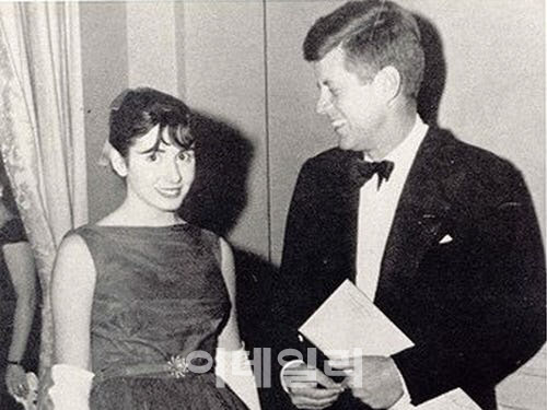 20살의 낸시 펠로시. 존 F 케네디 대통령과 함께 한 모습. 사진=펠로시 페이스북