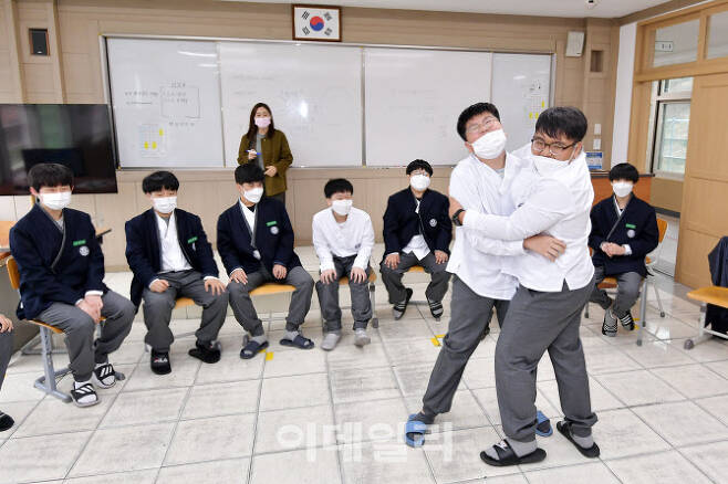 경북 예천 대창중 학생들이 한복교복을 입고 연극수업에 참여하고 있다(사진=문체부)