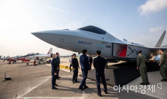 14일 경기 성남 서울공항에서 열린 '서울국제항공우주 및 방위산업 전시회 2019 미디어데이'에서 한국형 전투기인 KFX 모형이 공개되고 있다./성남=강진형 기자aymsdream@