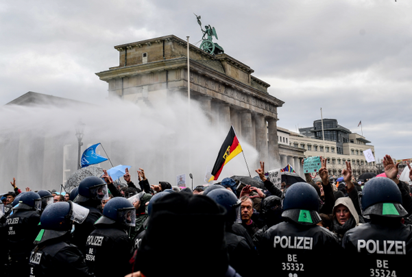18일(현지 시각) 독일 베를린 브란덴부르크 문 근처에서 독일의 코로나 방역 조치의 법적 근거를 마련하는 감염보호법 개정안 처리에 반대하는 시위대가 경찰과 대치하고 있다. /EPA 연합뉴스